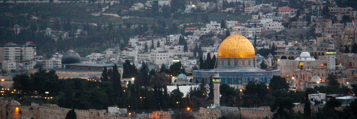 Which Prophets are buried near Masjid al-Aqsa?